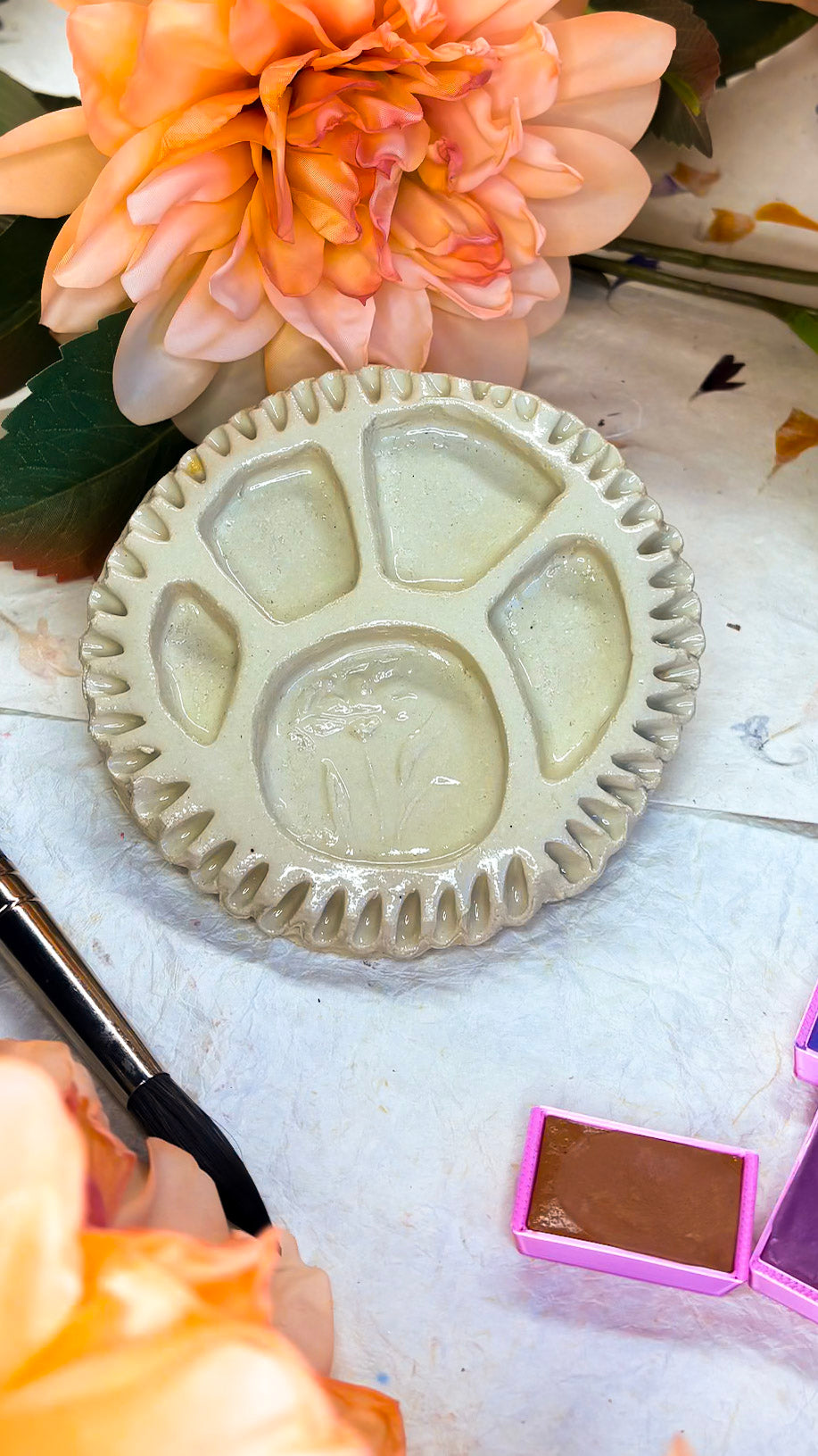 Ceramic Artist Paint mixing plate - Doggo Paw - B-grade